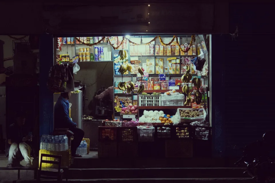 Kệ hàng trong cửa hàng
